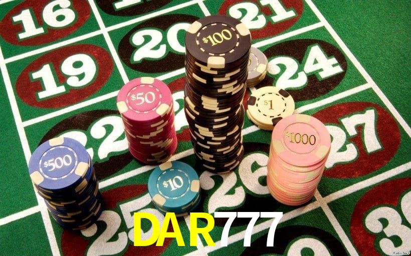 Escena dinámica inspirada en casino con iluminación DAR777, cartas, fichas e íconos de juegos digitales en un espacio moderno de juegos.